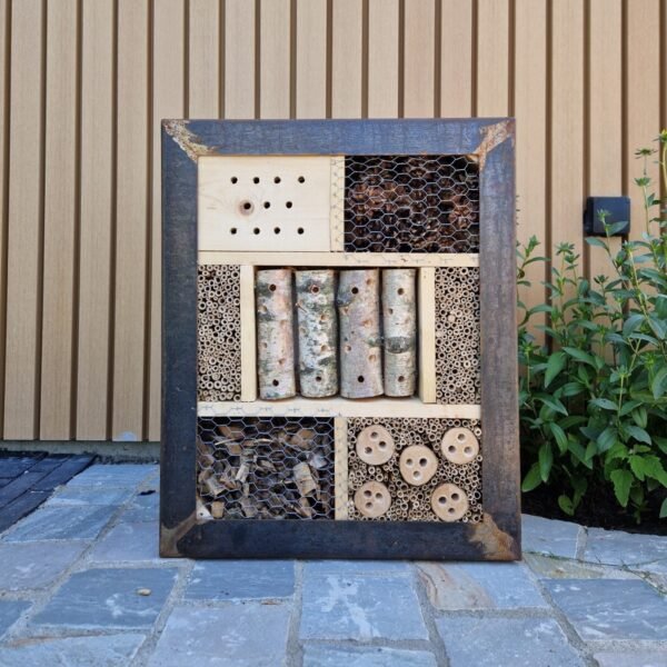 insectenhotel-cortenstaal-handgemaakt.jpg Handgemaakt insectenhotel van cortenstaal in de tuin