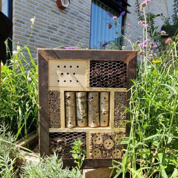 insectenhotel-cortenstaal-tuinornament Duurzaam insectenhotel van cortenstaal als tuinornament